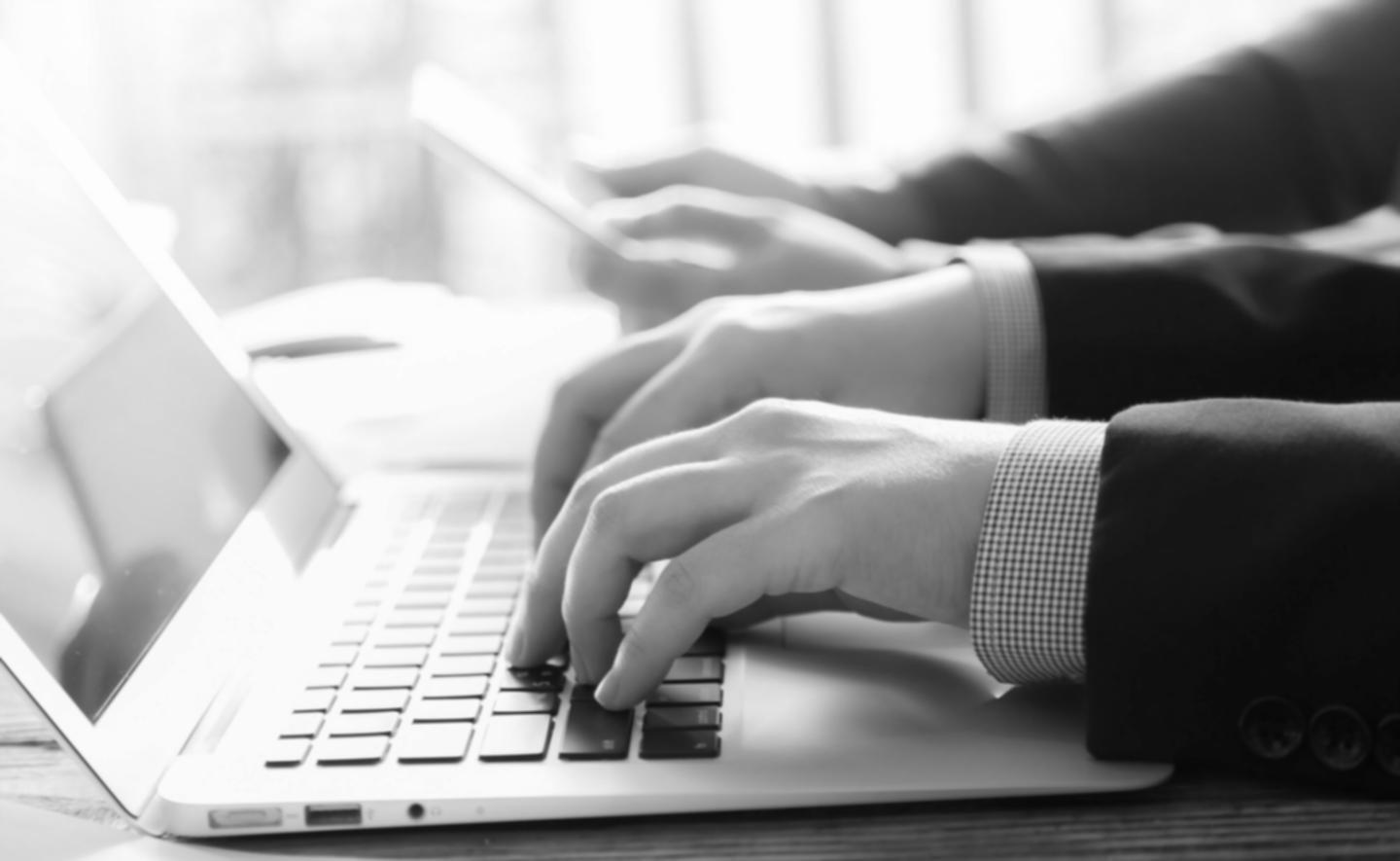 Finanzanalyse Arbeitsplatz mit modernen Tools und Diagrammen